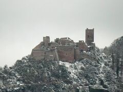 リグヴィルを抜けてリボヴィレに向かう途中の車窓から見えた古城です。あまりにも寒々しい荒涼とした風景です。