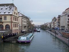 「バトーラマ（ボートツアー）・ロアン宮殿桟橋」が見えてきました。レイブン橋を渡って旧市街に入ります。