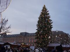 路地を抜けて「クレベール広場（Place Kléber）」に出るとそこは別世界のような巨大なクリスマスマーケットの会場でした。