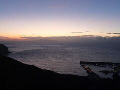 6：21、高処山展望台に到着しました。素晴らしい眺めです。
正面には三宅島。御蔵島は残念ながら雲の中ですが…。