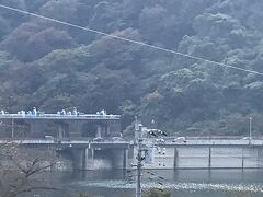 城山ダムも見えます。