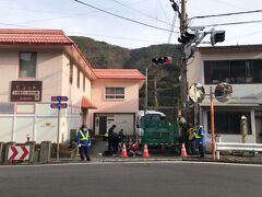 チェックアウトして、自宅へ戻ります。
観戦した宮の下交差点では、日テレさんが撤収作業中。
