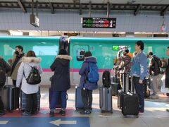 25日　東京駅　休日じゃないのに早くも混雑、東北新幹線も(-_-;)