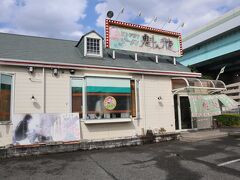 福岡空港の手前で高速を降りて、昼食。

「魁龍 博多本店」へ。久留米ラーメンのスタイルを突き通す人気のお店です。
平日の11時代だったせいか、駐車場も混んでおらず、すぐに入ることが出来ました。