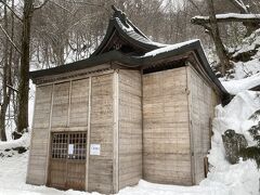 奥社の隣にある九頭龍社です。
雪囲いがしてありますが、ここも7日まで開いています。