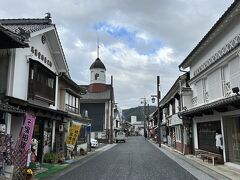 上下町のシンボル的な建物。教会が見えています。
