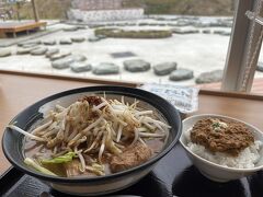 ふろばっか隣の【道の駅KOKOくろべ】

味噌ラーメン、カレーごはんを購入。ラーメン大盛り無料はお得～あっさり味噌ラーメンに野菜たっぷり太め麺のラーメンはサウナ後に最高でした～