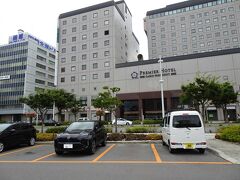 JR函館駅横にはリーズナブルな駐車場があるんです。ここにレンタカーを停めて、お土産購入などしましょう。裏には、門司でも泊まったプレミアホテルがありました。このホテルは駅前ですごく便利な立地にありますね。