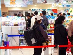 さて朝食後はゆっくりして大晦日のショッピングに出かけます。

静岡には松坂屋、伊勢丹の二つのデパートの他にもパルシェやセノバといった複合施設があります。

これはパルシェのあるお店。

長蛇の列は「ポケモン」グッズのショップでした！
