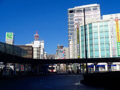 駅から北口の風景ですが、右手には松坂屋がありますし、左手奥には駅前通りとしてとても繁盛している呉服町があり、シャッター通りの多い地方都市とは一線を画しています。

それゆえ地方都市の役人や商店会の方々が駅前通り繁盛の秘密？を視察にたびたび訪れるそうですーー。
