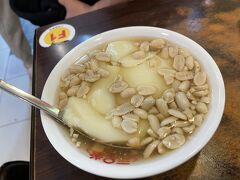 締めの豆花（茹でピーナッツ付き）。温かいのにして、ジンジャー強めのスープがおいしい。