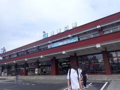 岩国駅から通勤・通学の方と一緒に約２０分。
県境を越えて広島県宮島口へやってきました。
錦帯橋のある岩国と宮島ってこんなに近いのね～という印象。
まずはコインロッカーに荷物を預けます。