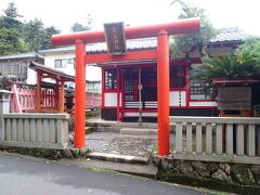 厳島神社・桟橋方面へ戻ります。
途中粟島神社。
厳島神社末社です。