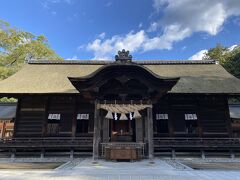 大山祇神社の飾り気の少ない社殿は、歴史の古さとも相まって、落ち着いた良い感じを醸し出しています。
華美でない所が、いいですね。