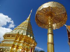 黄金の仏塔の脇には黄金の笠が建てられている。