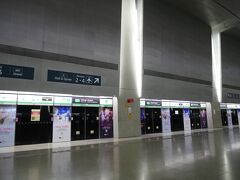 １９：００
到着ロビーで、現地の友人と合流。
MRT(地下鉄)チャンギ・エアポート駅から移動します。
現金は使えないので、クレジットカードやツーリスト・パスなど、何らかのカードが必要になります。