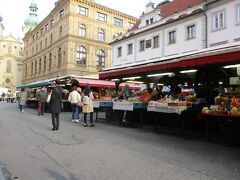 グーグルマップを見て気になっていたハヴェルスカー市場に行ってみました。
観光案内所（Prague Information Service）のそばです。