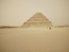 こちらが階段ピラミッド。
最古のピラミッドだそうです。

石材を運ぶのに大量の砂を使い、滑らせたという話を聞きました。