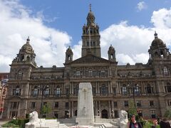 　再度ジョージスクエアに来ました。昨日見れなかった市庁舎の内部を見るためです。