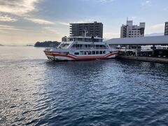 岩国駅からメインの目的地　日本三景　宮島へ！
実は、広島空港より岩国空港の方が宮島に近いのです(^^)
岩国駅からは、JRで25分程で宮島口駅に行けます。
JRの駅からフェリー乗り場までは、徒歩ですぐ。

宮島行きフェリーは、JRと宮島松大汽船の2社から出ています。
とりあえず、先に乗れる方とJRのに乗りましたが、これが当たりだったようで。
JRだと、大鳥居の前を通ってくれるのでフェリーから写真が撮れます。

&#9888;️ちなみに、宮島へは、訪問税100円が行きのフェリーの運賃と一緒に徴取されます。
Suicaから、300円引かれてました。
(帰りは200円で運賃のみ)
