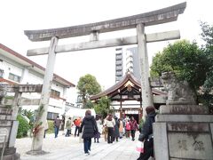 三輪神社に到着。
1570年に奈良の三輪神社から勧請して創建され、江戸時代になると尾張藩にも庇護された神社です。去年は兎年ということもあり、ウサギの神社としてもたくさんのメディアに取り上げられていたそうです。