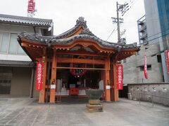 赤い大きな門が印象的な寺院がちょっと気になったので行ってみよう。