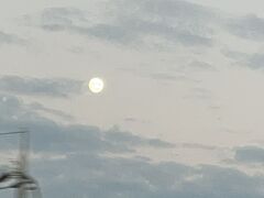 今回もラピートのスーパーシートで関空へ向かいます
昨日は今年最後の満月でしたので電車から丸い月がきれいに見えました