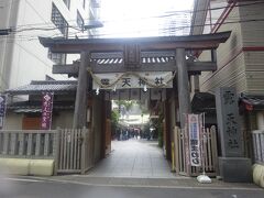 露天神社（お初天神)曽根崎・梅田の総鎮守。創建年代は不詳。８５０年の「難波八十島祭」に出てきます。曽根崎心中の事件現場として有名です。