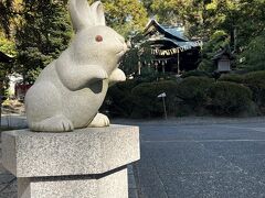 【岡崎神社】
　新型コロナの流行がまだ続く頃、「幸先詣り」という言葉を聞きました。「三密」を避けるため　初詣を混雑する年初めではなく、年末にやると言うものです。その頃言われていたことによると年末でもご利益は変わらないとのこと。せっかくお詣りするのに人混みに苦しめられてお参りするより、気持ち良く参拝したいなあと思っている者にとってはありがたい制度です。今年も「幸先詣り」を中心に行ってきました。
まずは去年も行った岡崎神社にうさぎ年生まれであることもあって行ってきました。