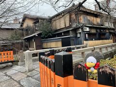 【祇園白川　巽橋】
予約していた 朝食まで少し時間があり、祇園白川に行きました。