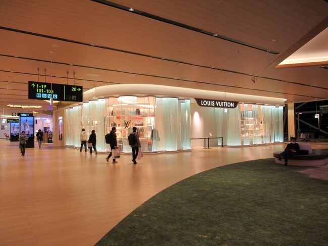 ルイヴィトンのショップがすぐ左に