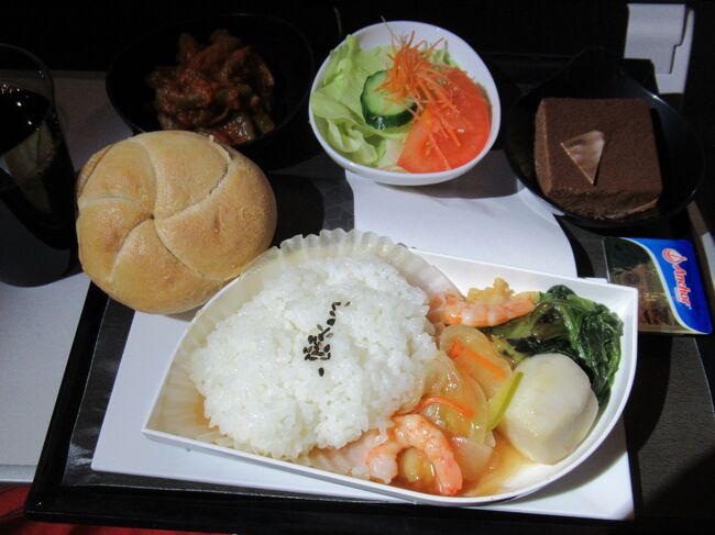 最初の機内食はシーフード。最後の方だったので、ノーチョイスで隣の人がCAさんに他のないのか尋ねたらワンチョイスだって答えてました。<br />メニューには、おにぎり、サンドイッチ、ブラウニーはEveryTimeと書かれていたけど、ギャレーにはなかったので、CAさんに言わないとダメだったのかな？