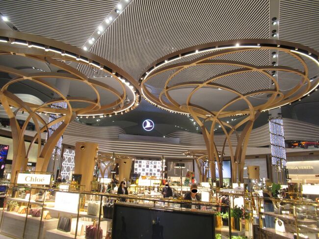 遠くにターキッシュエアラインズのマークが