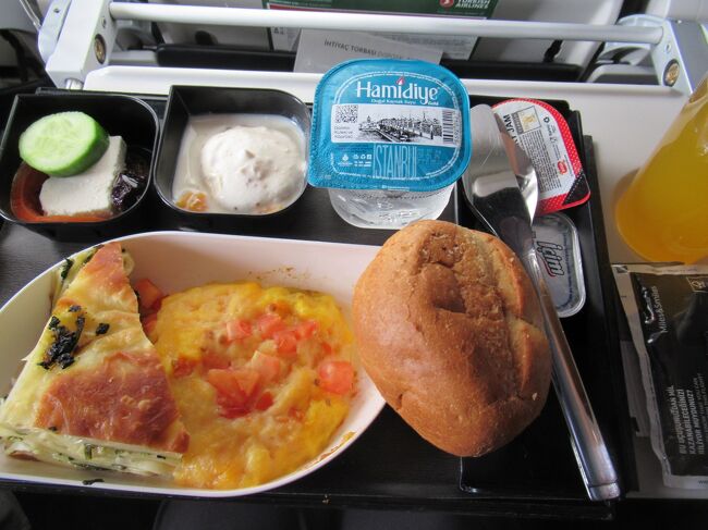 機内食は1回だけ。でもこれは何食かな？イスタンブールは朝の10時半頃だからブランチ？日本時間だと16時半で早めの夕食