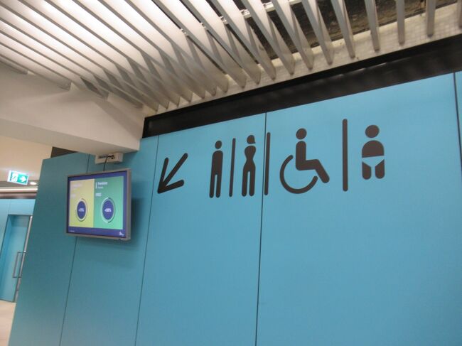 トイレのサインが変わっる感じ。こちらで機内用の服装から着替えました。