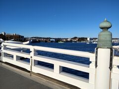 ぐるっと回って平潟湾口に架かる夕照橋から平潟湾越しに冠雪の霊峰富士山を拝む。
写真でどこに見えているかお分かりか？
海抜数mからなので、鎌倉との境界の尾根に遮られ中腹以下の山裾は見えなく、とても小さい。