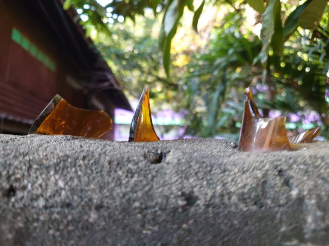 MRTでバンパイで降りてワット　パクナムへ。<br />歩く道すがら。<br />塀の上に割れたガラス瓶が並べてある。