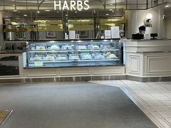 藤井大丸4階に出店してる「HARBS」でケーキ買って、嫁さんのマンションに一旦戻って食べます。

年末に四条河原町を彷徨いた際に買って帰ろうとしたら、間違えて烏丸の大丸に行ってしまって、戻ってきたらもう売れ切れてたから、今日はケーキ販売開始（11時）と同時に買えた(^_^)