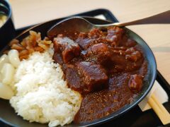 どれも、皿に取るときは、自分でコントロールできるため、誰も見ていないのを良いことに、カレーは、ルーを削ぎ落し、肉を確保する方式で、お肉いっぱいに。
はぁ～～～～～。
カレー、うめぇ～～～～～。
肉も、うめぇ～～～～～。
たっぷりの和牛が入り、ルーにも和牛の旨味がしみているこのカレーを食べるだけで、この日の目的を果たした気持ちになってしまいます…