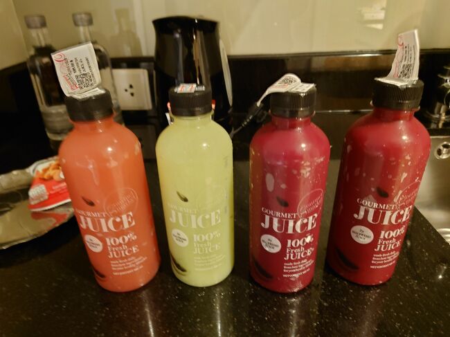 この後、嘔吐と下痢。（鉄板焼きのせいではありません）。昨夜のピア２１のフードコートで食べた牡蠣の卵焼きではないかと思いました。<br />今日はベルトラで予約しておいたアナンタラでの踊り付きディナーがあったのですが、とても参加は不可能。トイレに通い、ベッドで休んでいました。持参したはずの薬を探しましたがみつからず。<br />忘れてくるなんて、ぼけたなあ。<br />少しましになったので、ターミナル21地下のスーパーで果物ジュース購入。地下の薬局に行ったものの、薬剤師は30分後にもどるので薬買えず。下痢だしきったら、楽になったので、そのまま寝ました。