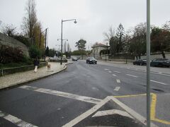 事前にストリートビューで経路を確認してましたが、画像よりもかなりの坂道です。
この道をまっすぐに進んでいきます。左側はずっとアマーリア・ロドリーゲス庭園が続いてます