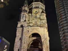 夜のヴィルヘルム皇帝記念教会。ライトアップされていて、離れたところから見ても目立ちます。