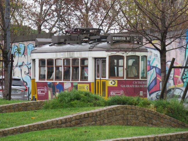 こちらがトラムの終着駅で乗客をおろしてから、道路をぐるっと回って始発駅にやってきます