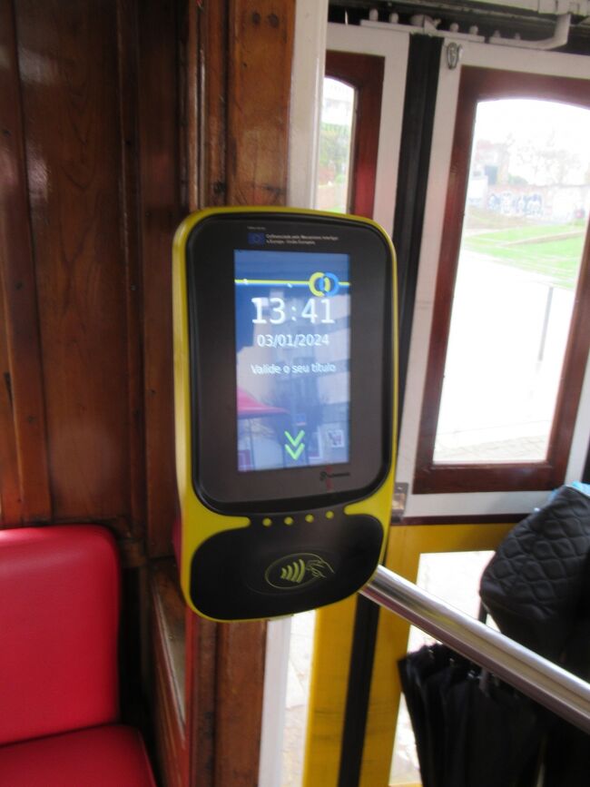 トラムに乗車します。リスボアカードをこの機械の下の所にピッとタッチして表示が出ればOK。バスやケーブルカーもすべて同じシステムでした