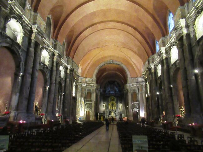 石造りの無垢な感じの教会です