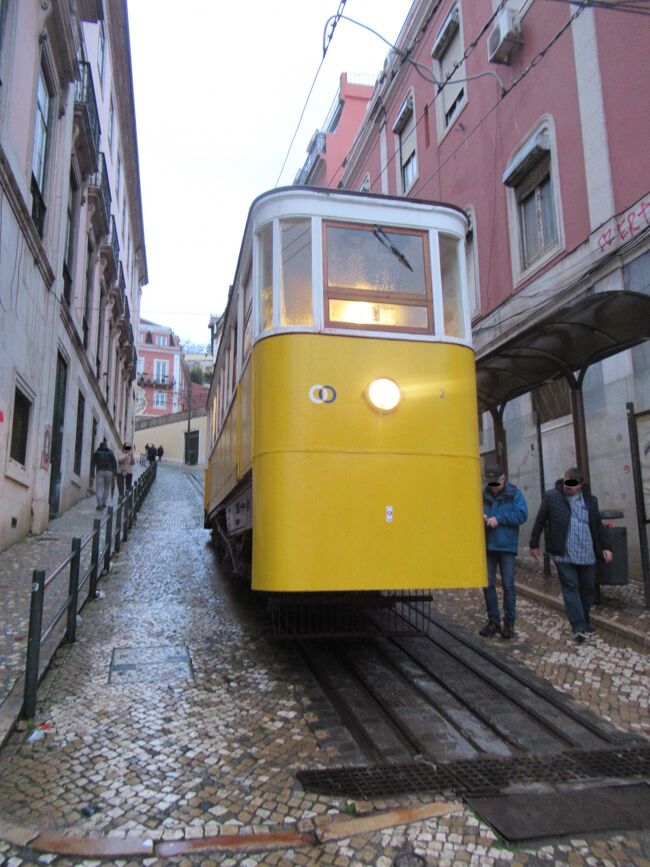 レスタウラドーレス広場の先にケーブルカーのグロリア線があるの乗車します。