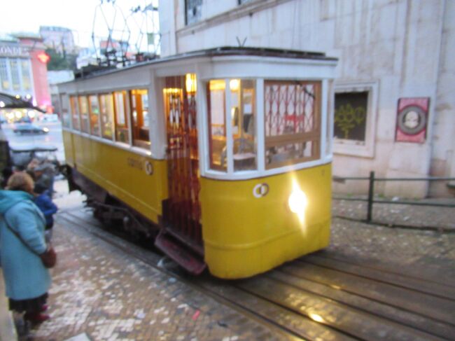 並んで乗車できるまで待ちます。なかなか乗せてくれないので、列の中には待ちきれず坂を上っていく方もいましたが、我々は坂を上る元気なしです