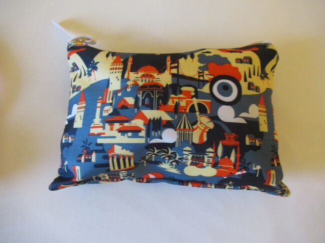 配布されたアメニティーのポーチ。往路はこのようなデザイン