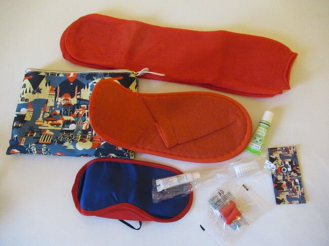 中身は、アイマスク、歯磨きセット（歯ブラシと歯磨き粉）、靴下、簡易スリッパ、耳栓、リップバームでした。奥さんはWebで調べて知っていたので、スリッパは持ってきていなかったです。