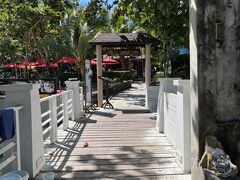 この橋を渡った先がホテル。
今回のホテルはアオパイビーチにあるサメットヴィラリゾート。
チェックインにはまだはやいのでビーチでのんびりすることに。
ちなみにホテルに着いたのは12:15。思ったより早く着いた(^-^)